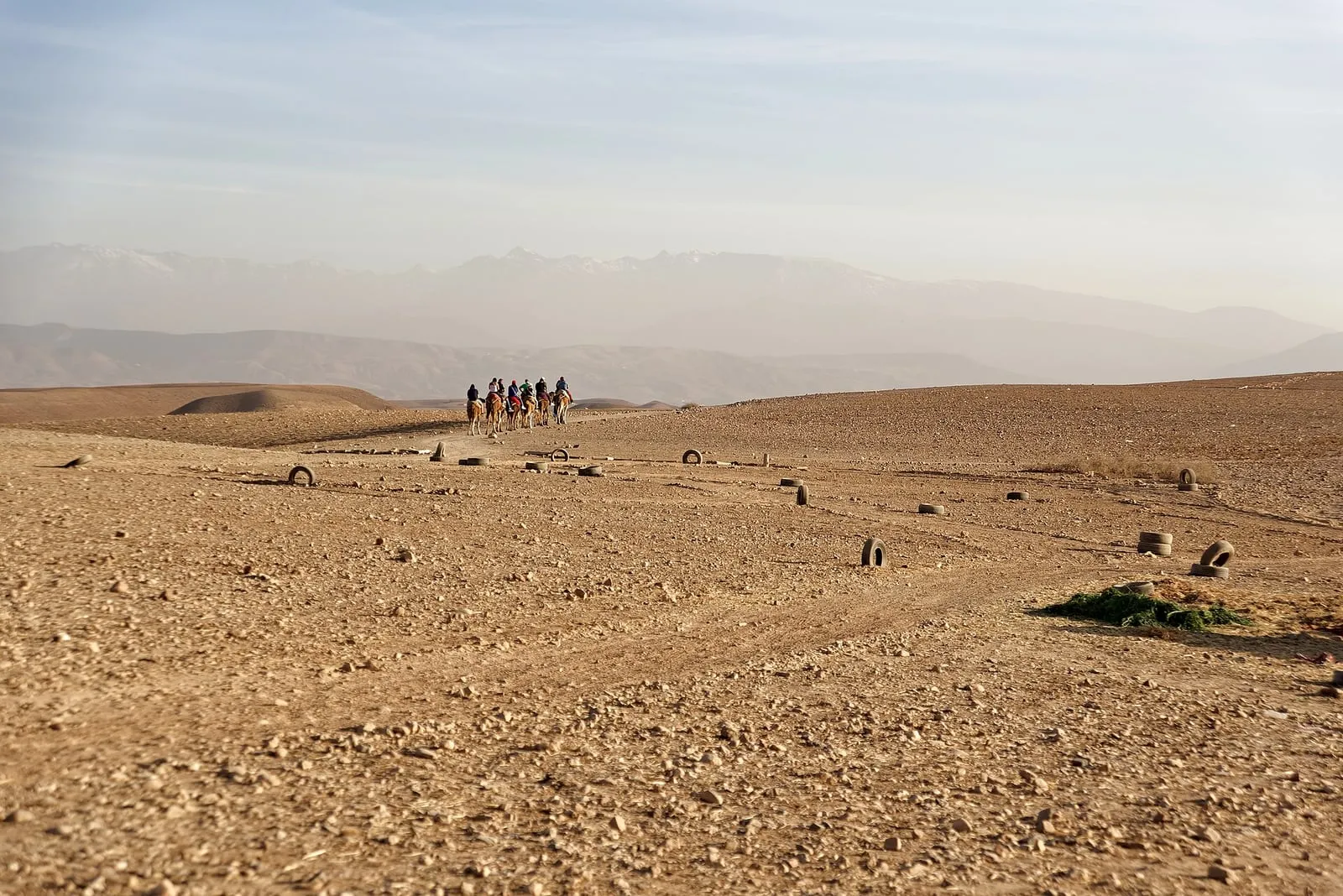 Le désert d'Agafay près de Marrakech, destination phare des sorties avec chauffeur privé, avec le Haut Atlas à l'horizon