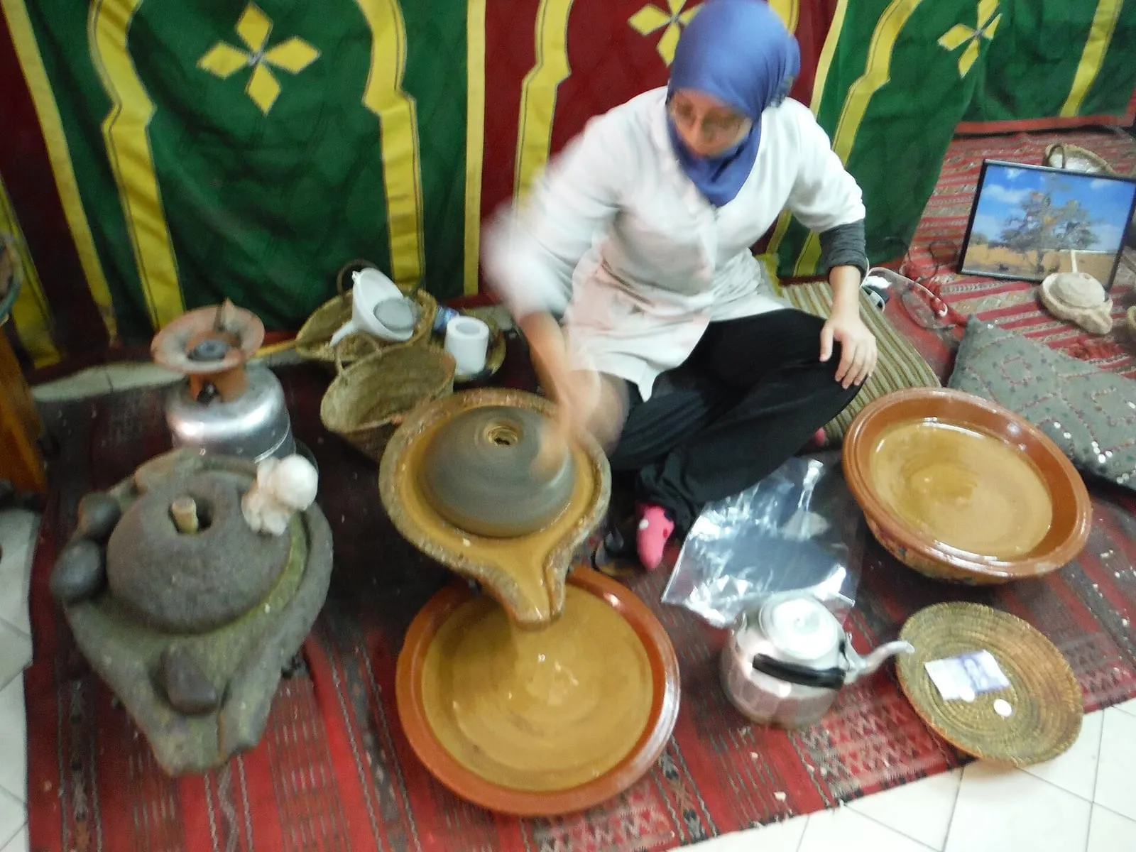 Démonstration de fabrication traditionnelle de l'huile d'argan à la meule de pierre à Marrakech