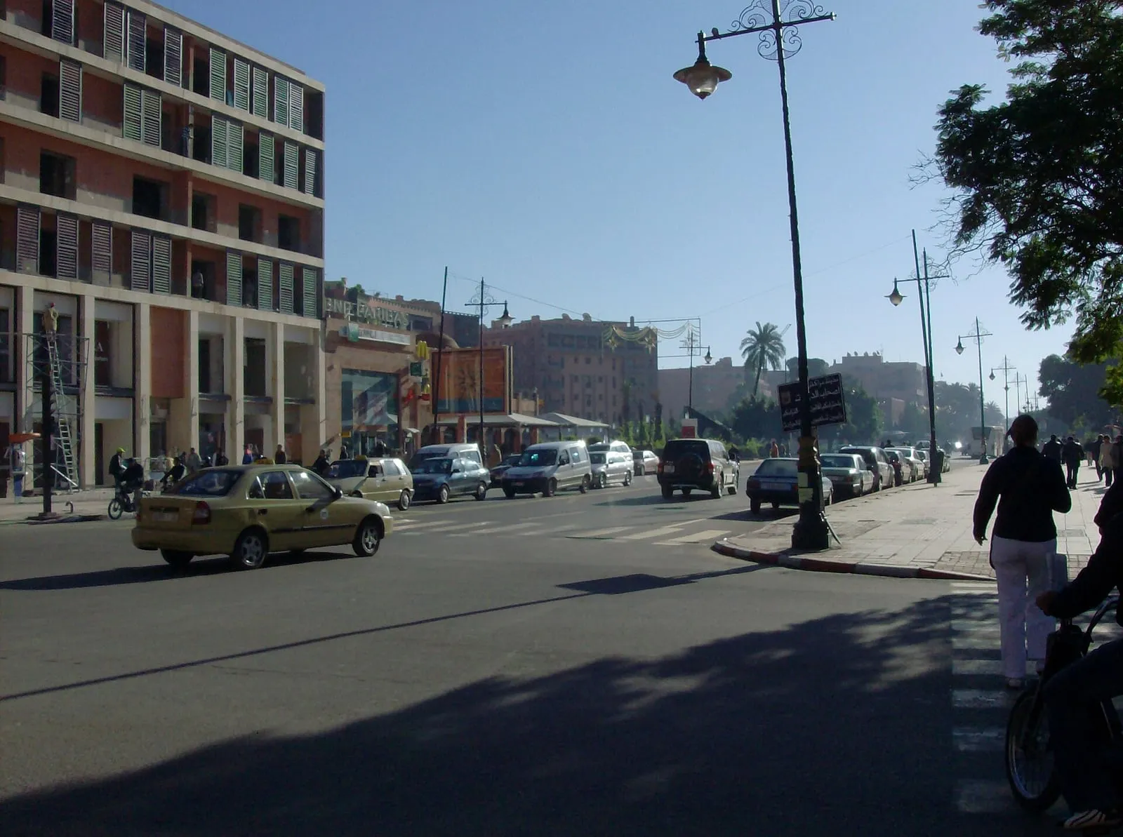 Petit taxi beige circulant sur l'avenue Mohammed V à Marrakech