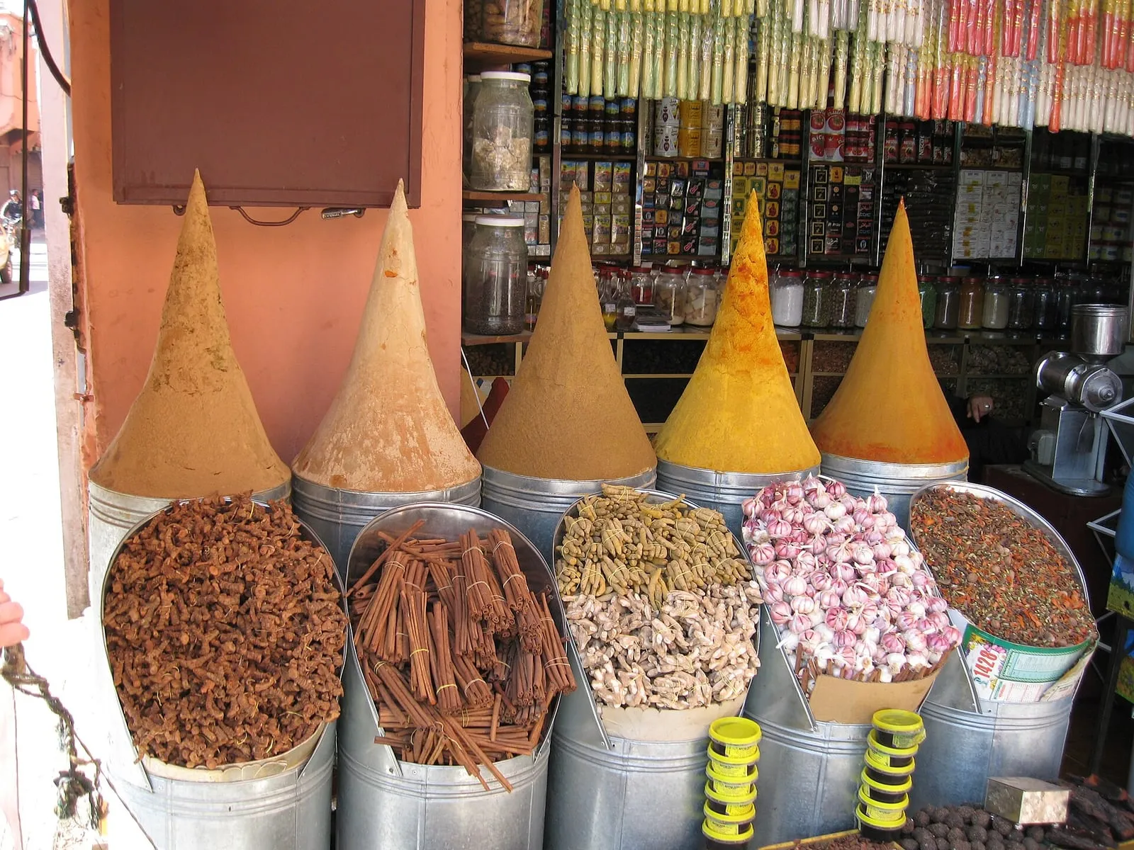 Pyramides d'épices, bâtons de cannelle et boutons de rose séchés dans une épicerie de Marrakech