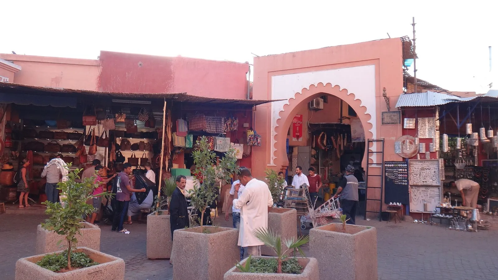 La place Rahba Kedima, souk des épices et des herboristes au nord de la place Jemaa el-Fna à Marrakech