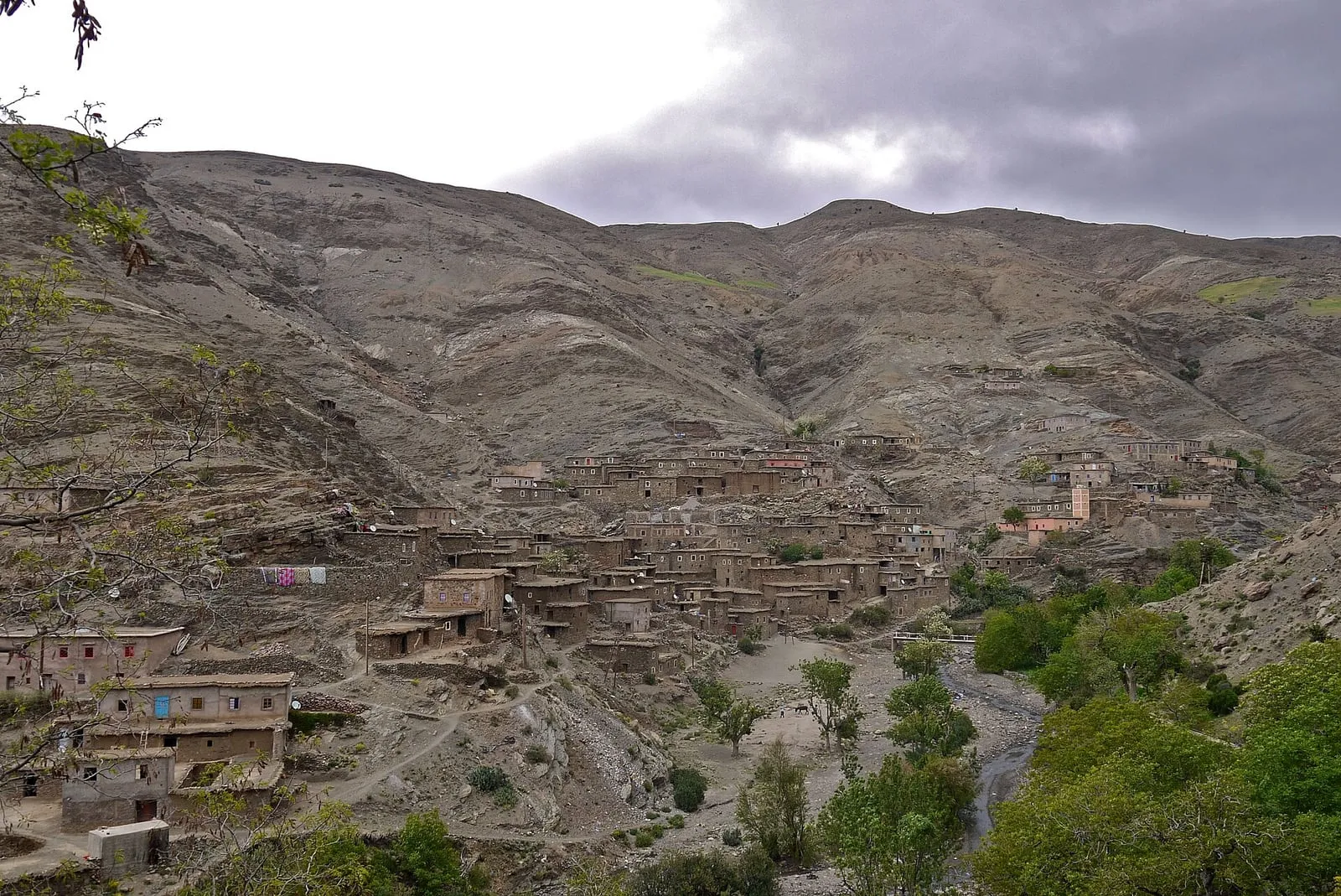 Village berbère accroché à la montagne sur la route d'Imlil, dans le Haut Atlas